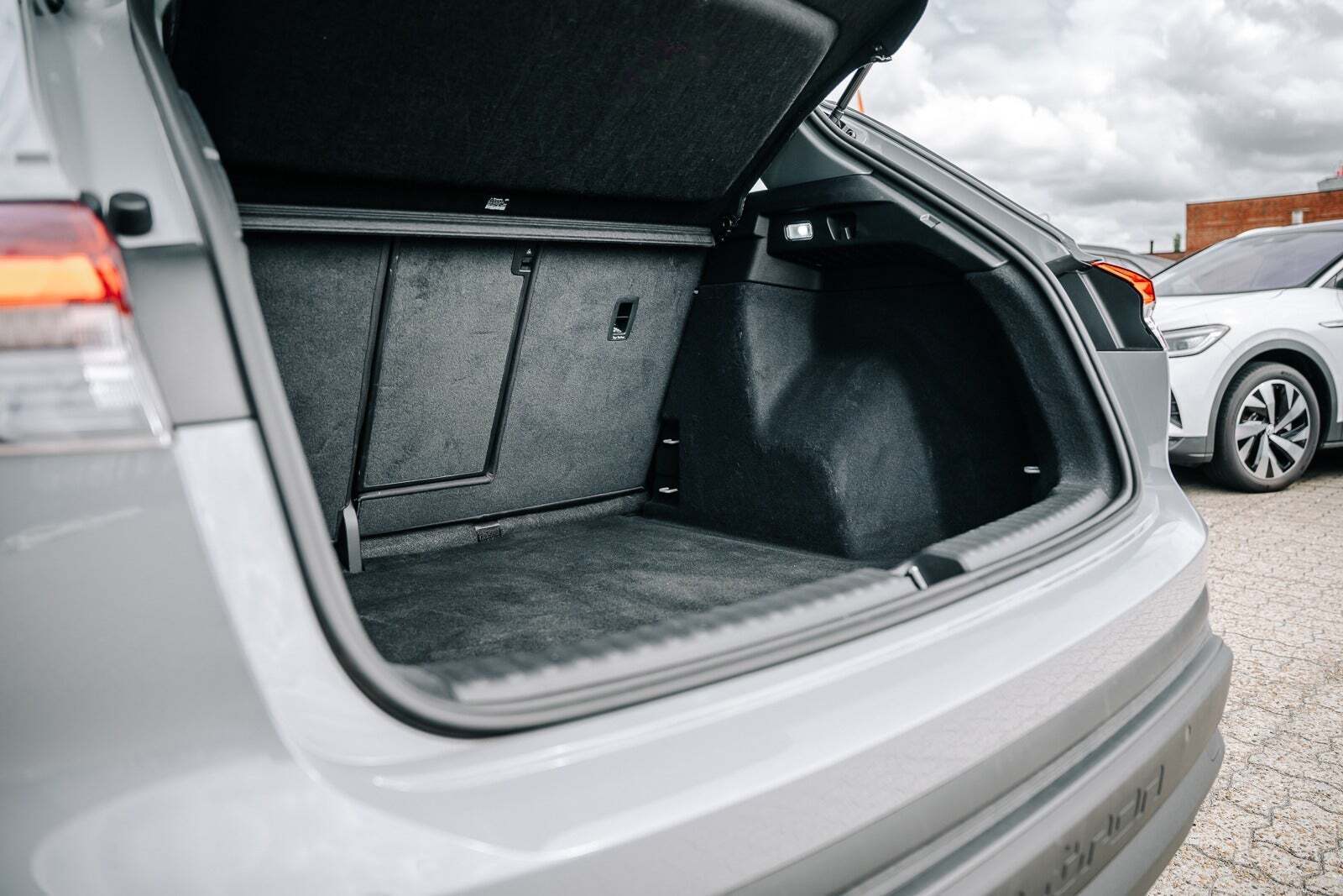 Grå Audi Q4 e-tron fra 2023