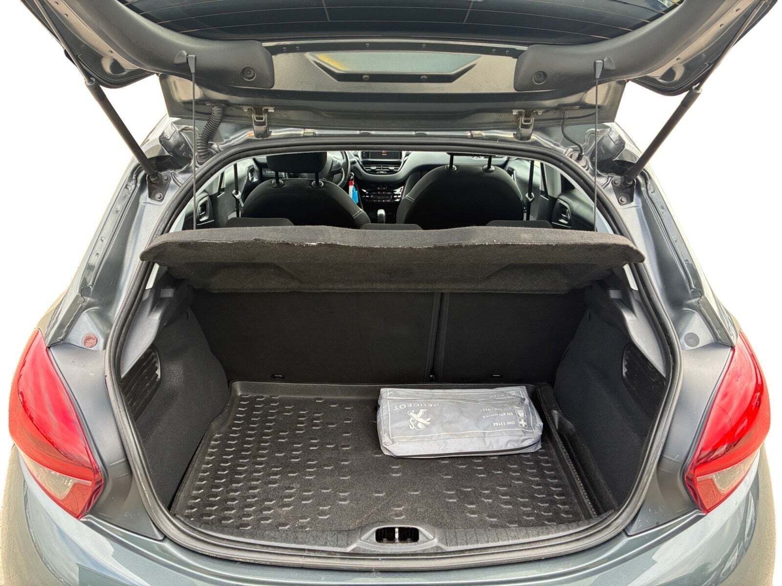 Grå Peugeot 208 fra 2017