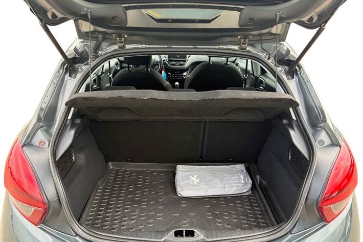 Grå Peugeot 208 fra 2017