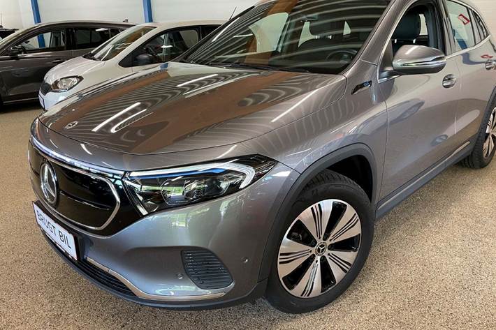 Grå Mercedes EQA250 fra 2022 set udefra