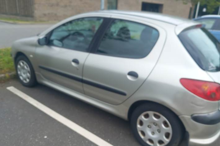 Grå Peugeot 206 fra 2008
