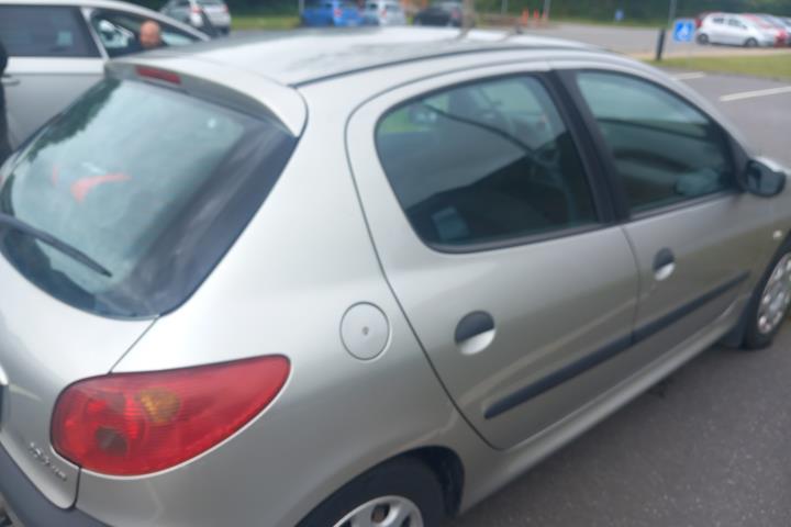 Grå Peugeot 206 fra 2008