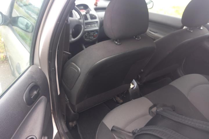 Grå Peugeot 206 fra 2008