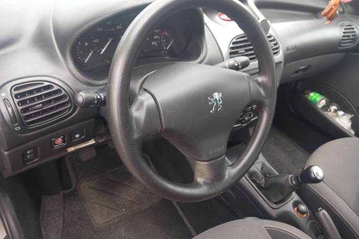 Grå Peugeot 206 fra 2008