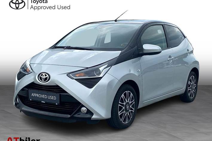 Sort Toyota Aygo fra 2018 set udefra