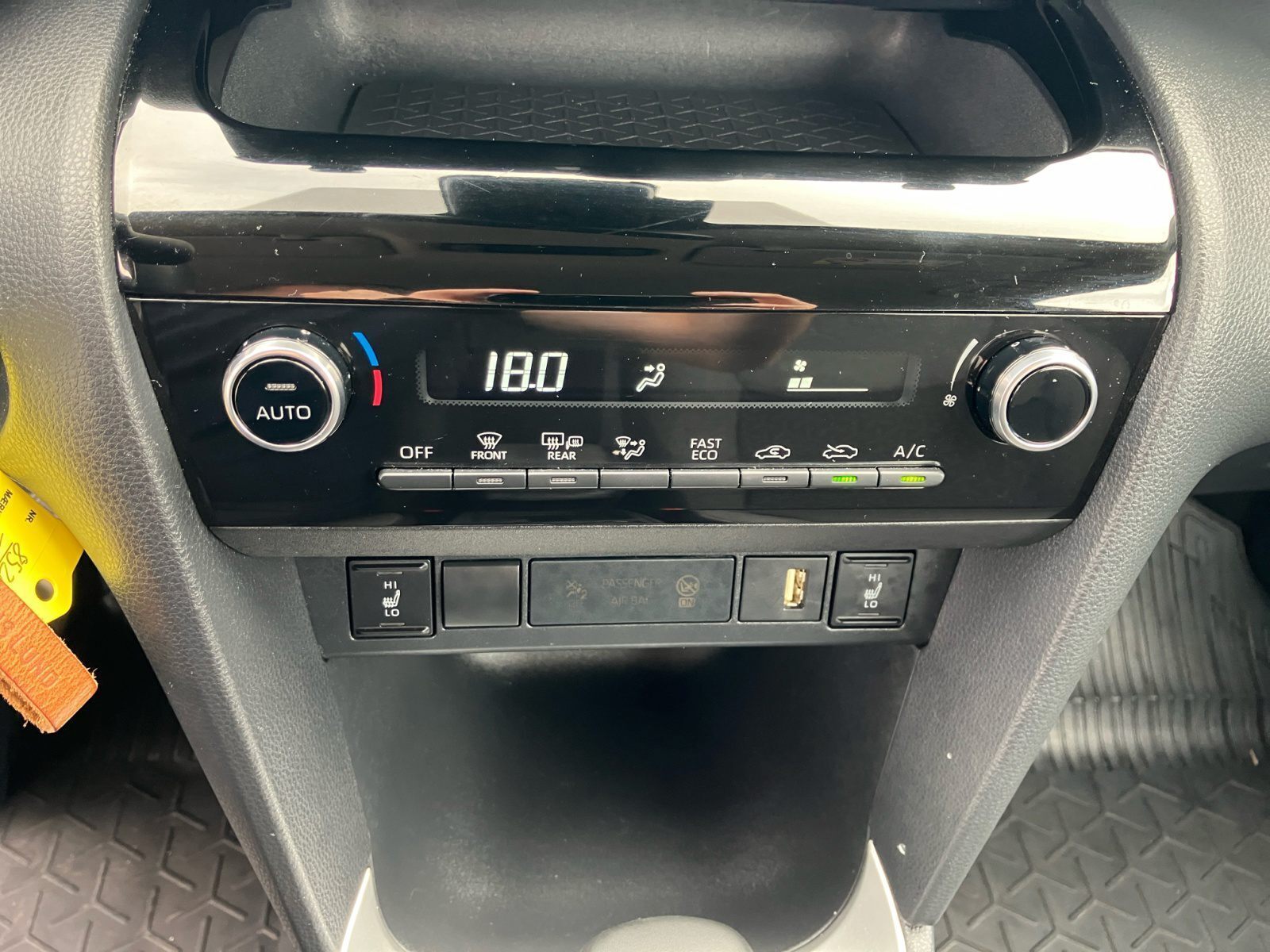 Hvid Toyota Yaris Cross fra 2024