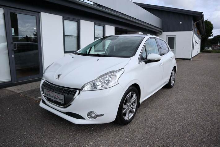 Hvid Peugeot 208 fra 2013 set udefra