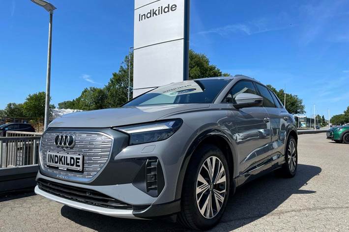Grå Audi Q4 e-tron fra 2022 set udefra