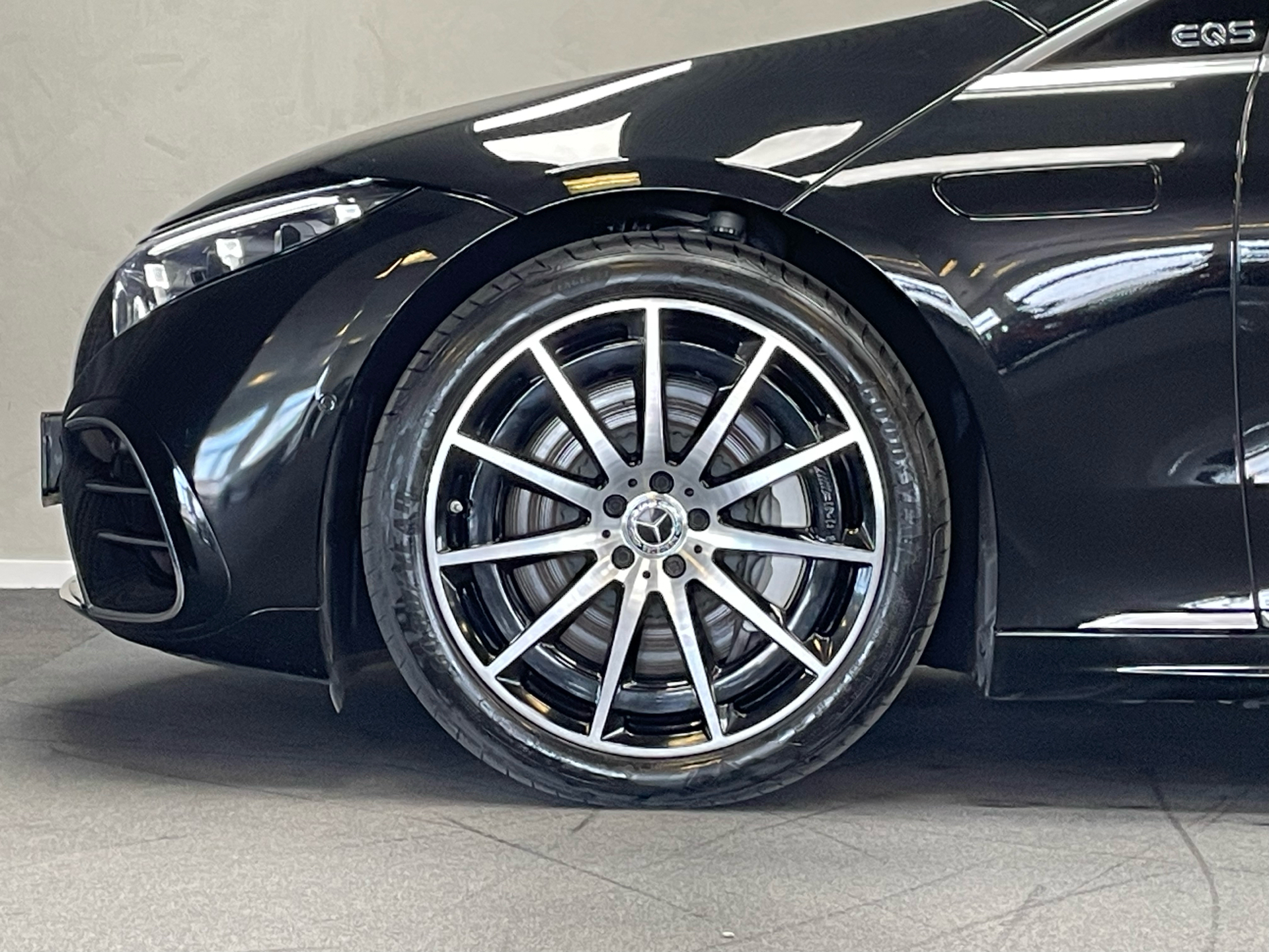 Sort Mercedes EQS 450+ fra 2021 set udefra