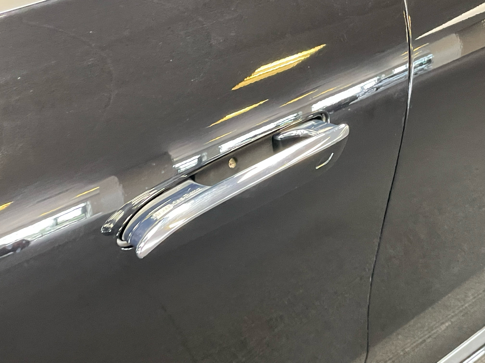 Sort Mercedes EQS 450+ fra 2021
