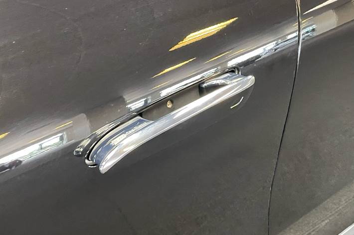 Sort Mercedes EQS 450+ fra 2021