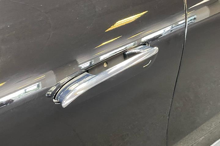 Sort Mercedes EQS 450+ fra 2021
