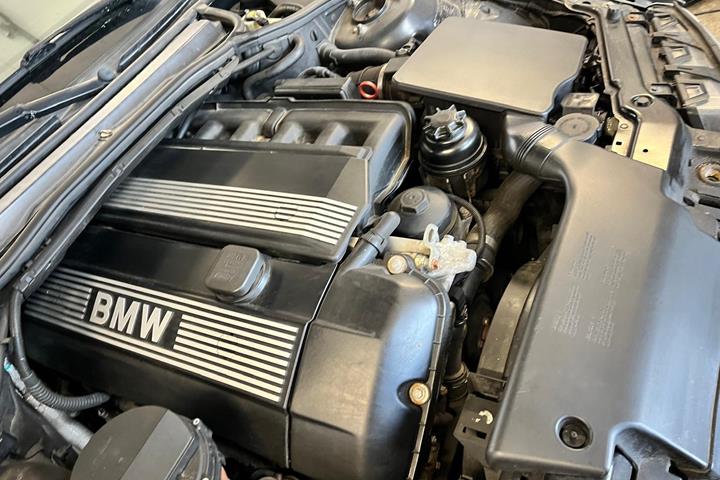 Grå BMW 320Ci fra 2002