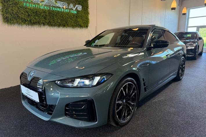 Grøn BMW i4 fra 2025 set udefra