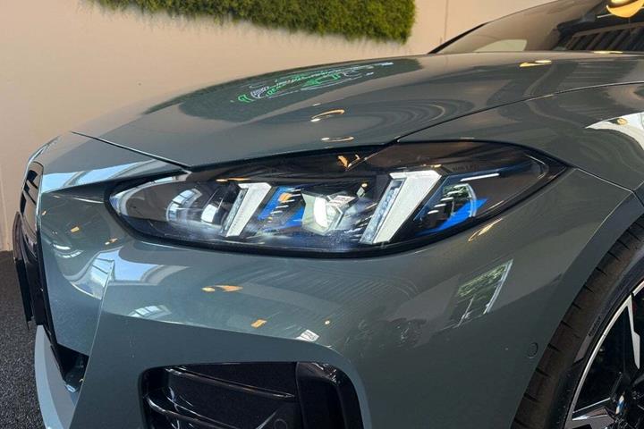 Grøn BMW i4 fra 2025