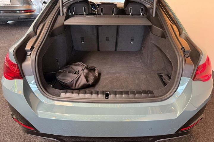 Grøn BMW i4 fra 2025
