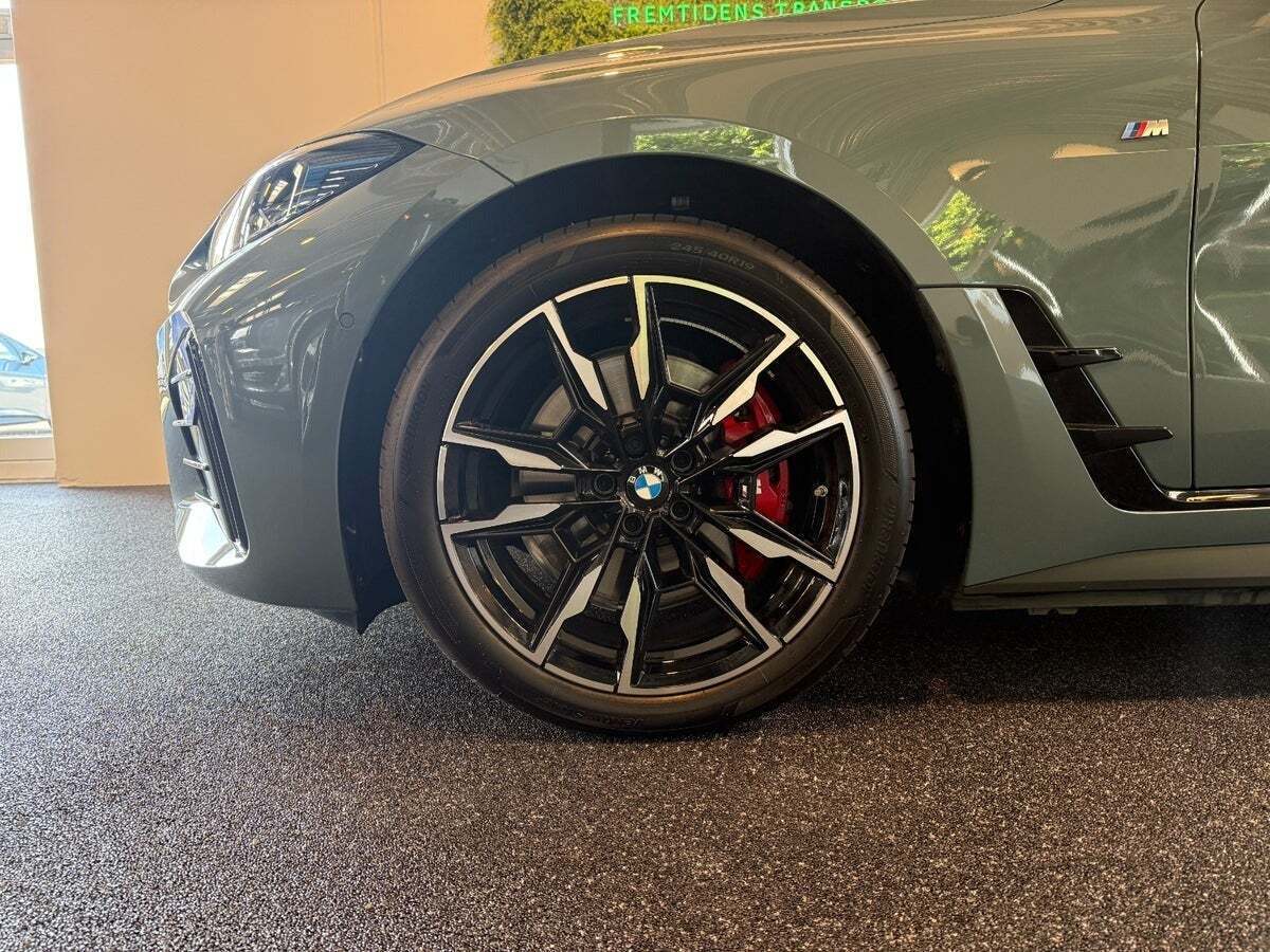 Grøn BMW i4 fra 2025