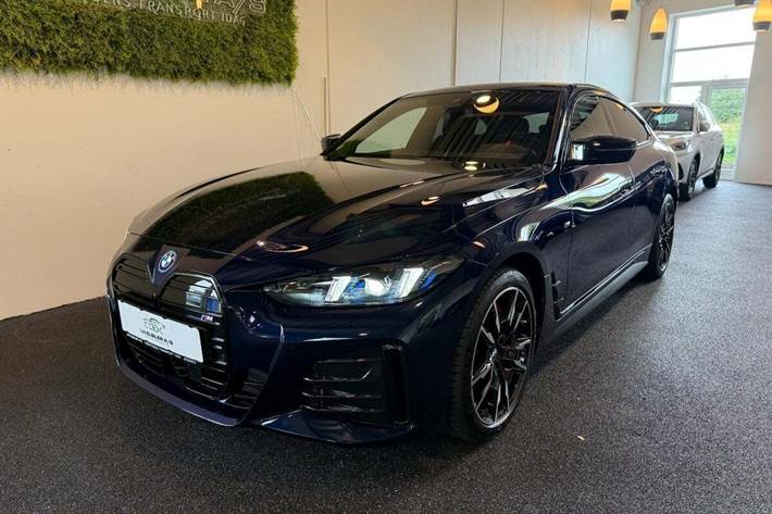 Blå BMW i4 fra 2025 set udefra