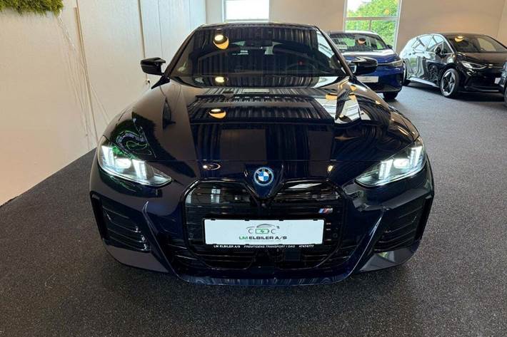 Blå BMW i4 fra 2025