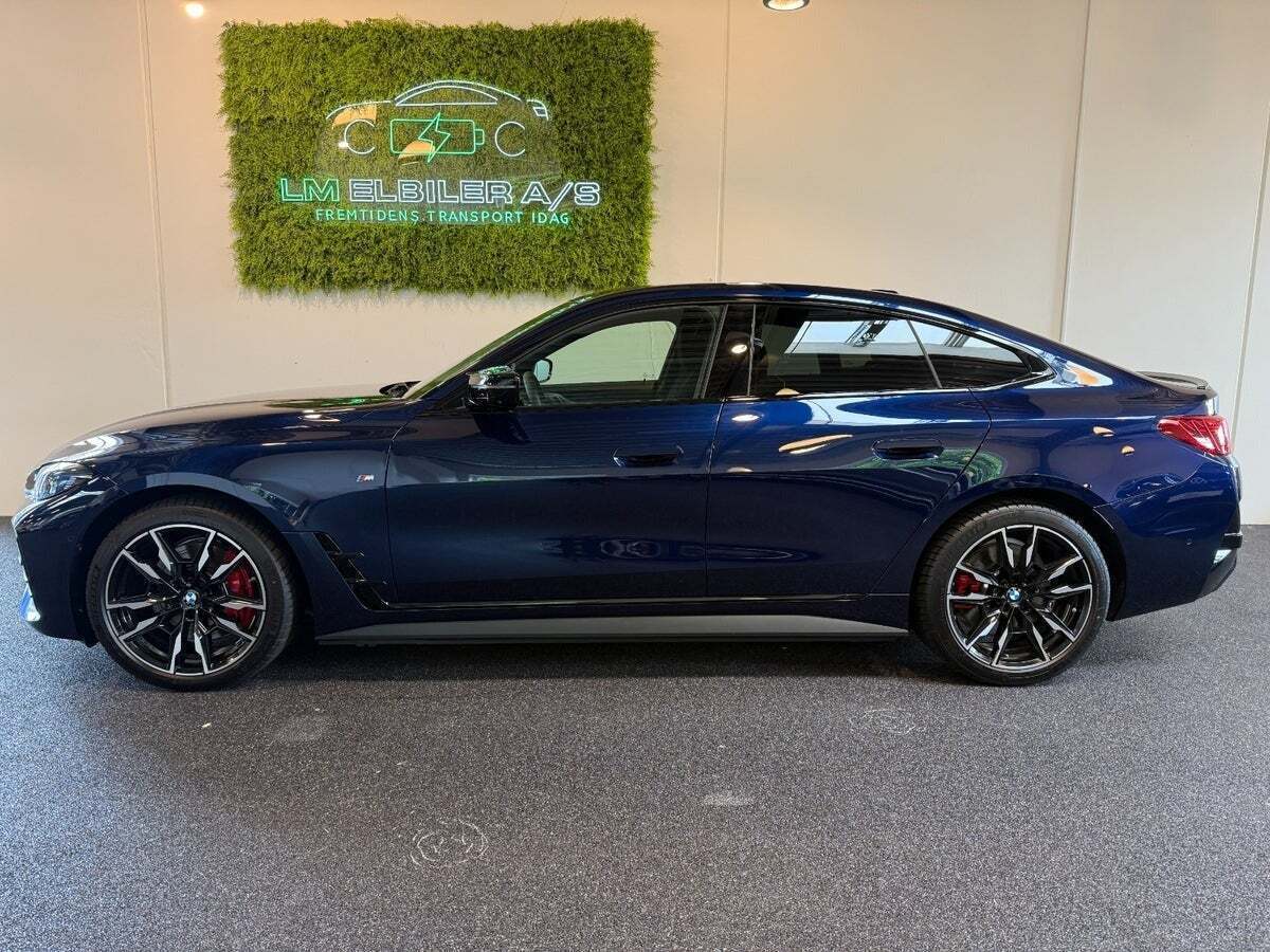 Blå BMW i4 fra 2025