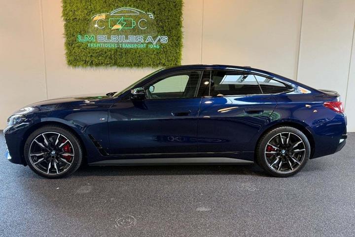 Blå BMW i4 fra 2025