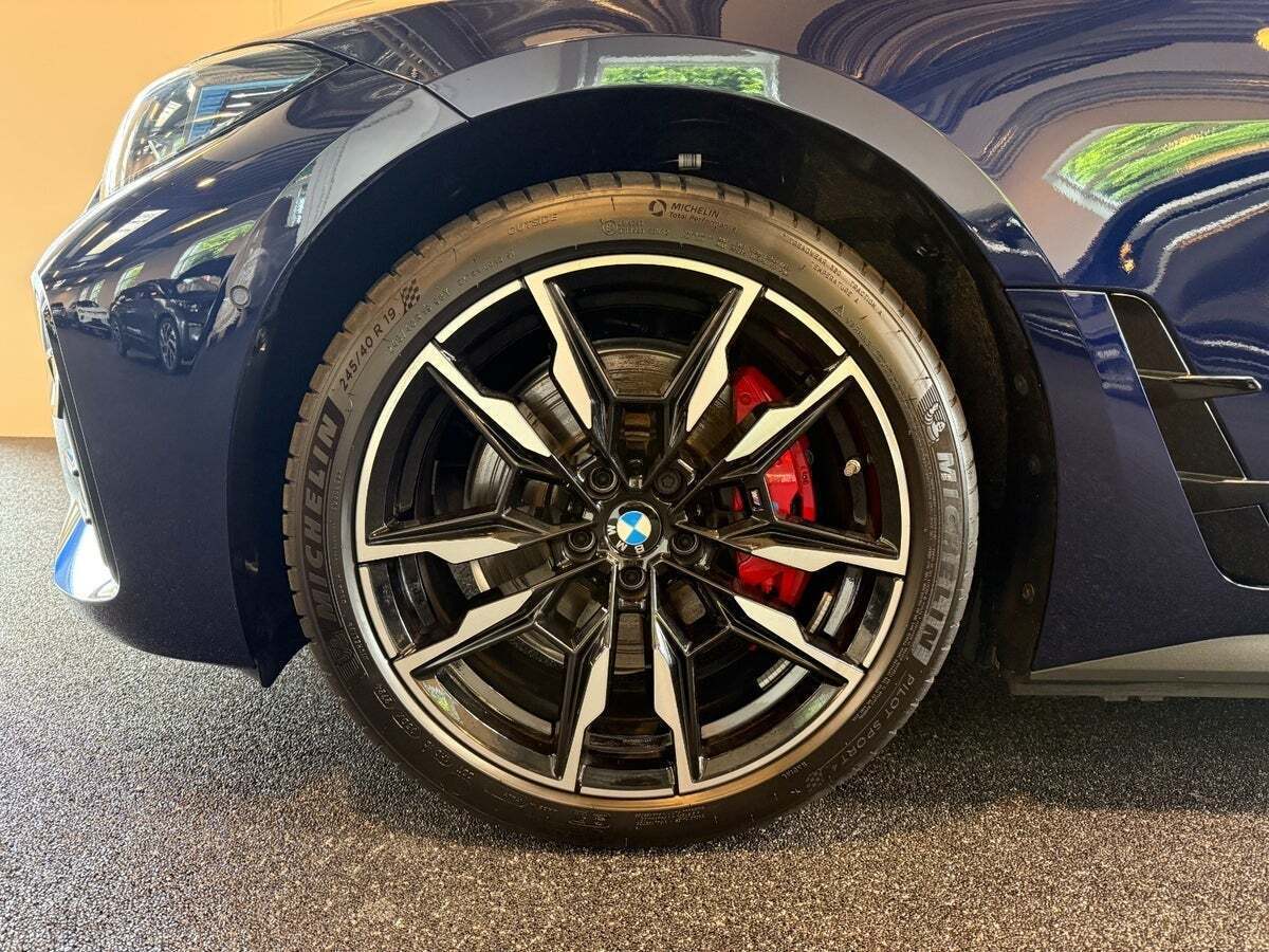 Blå BMW i4 fra 2025