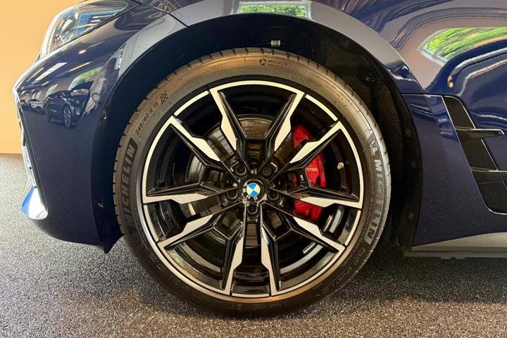 Blå BMW i4 fra 2025