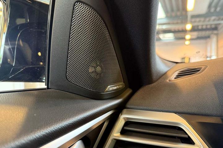 Blå BMW i4 fra 2025