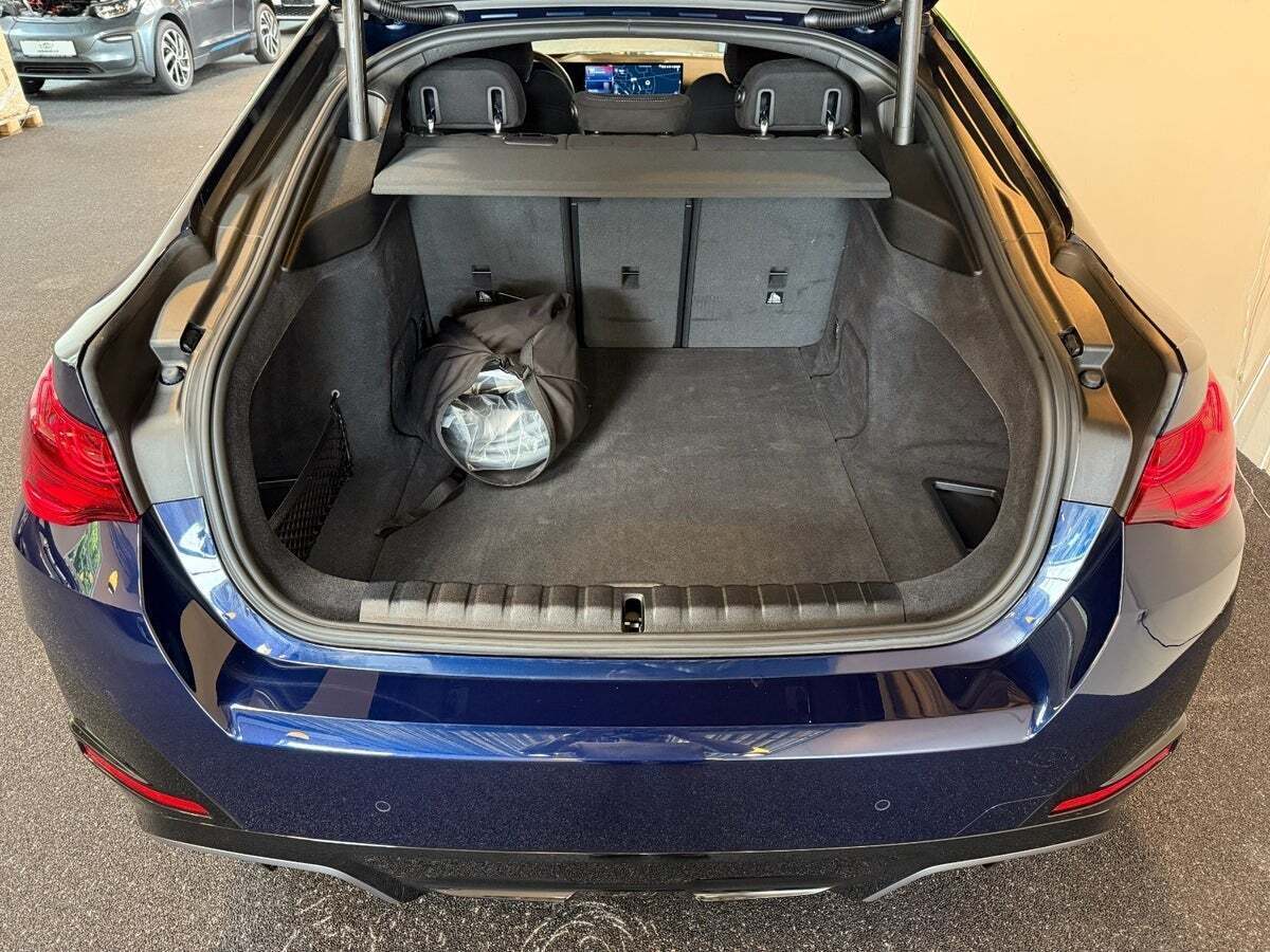 Blå BMW i4 fra 2025