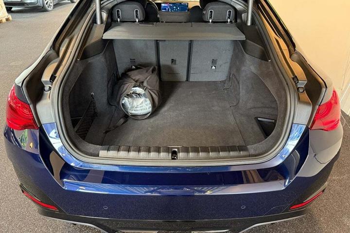 Blå BMW i4 fra 2025