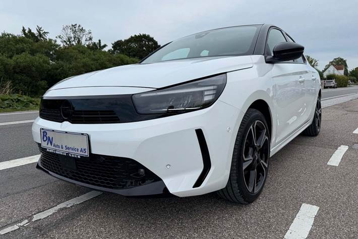 Hvid Opel Corsa fra 2024 set udefra