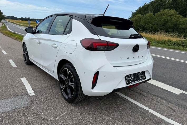 Hvid Opel Corsa fra 2024