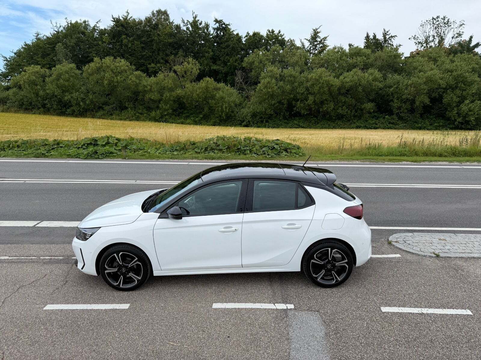 Hvid Opel Corsa fra 2024