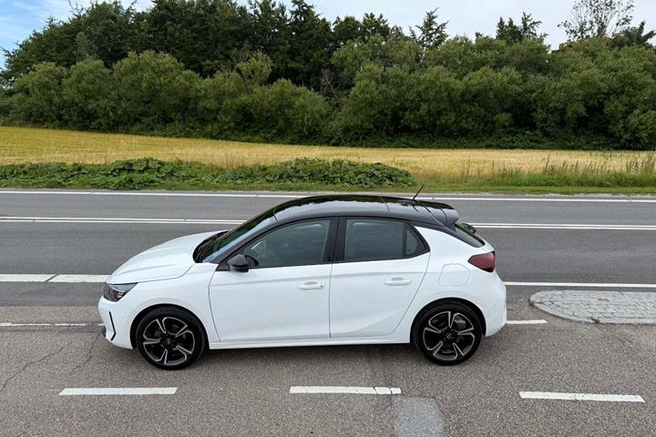 Hvid Opel Corsa fra 2024