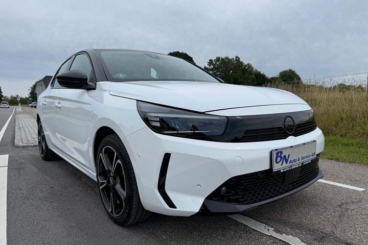 Hvid Opel Corsa fra 2024