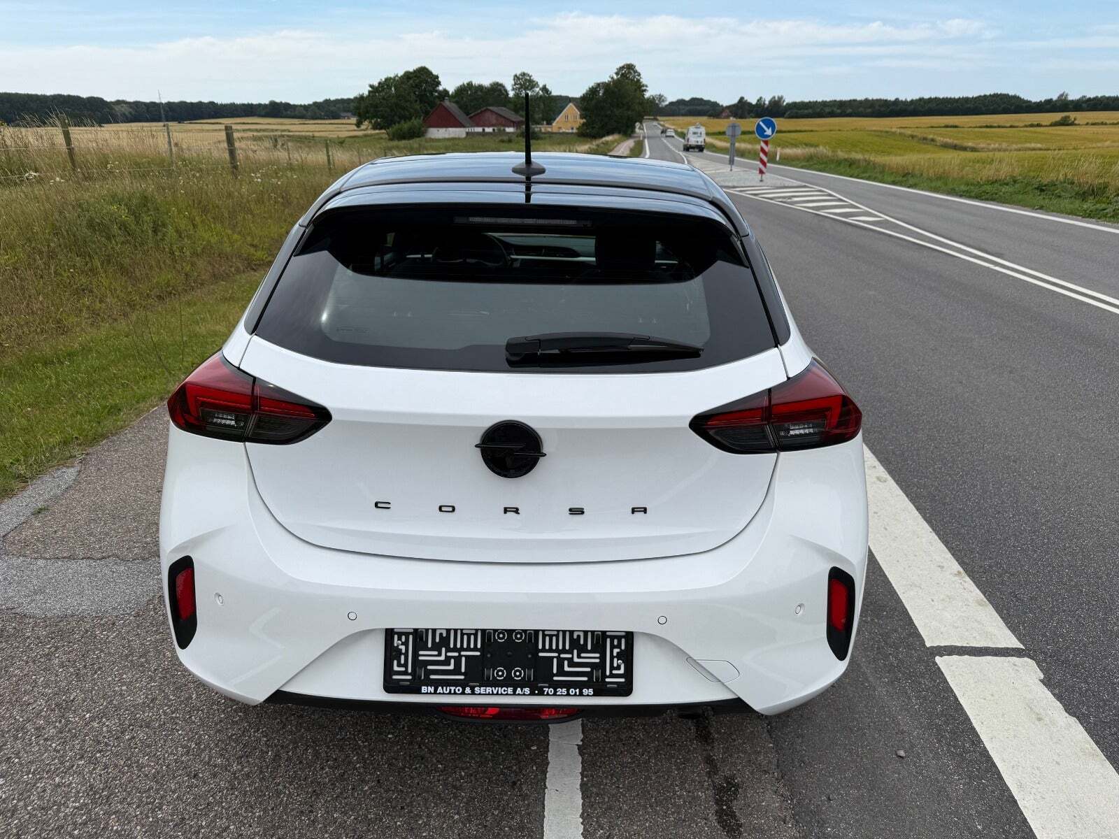 Hvid Opel Corsa fra 2024