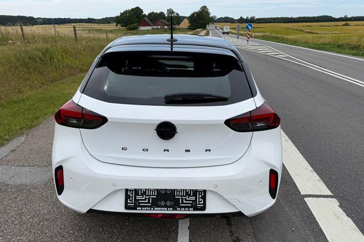 Hvid Opel Corsa fra 2024