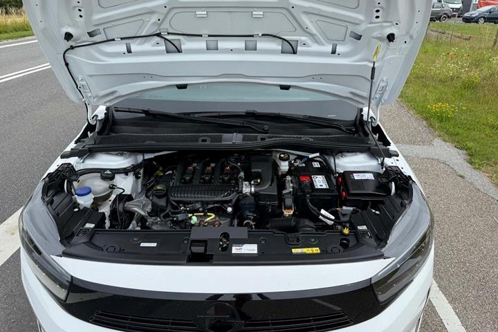 Hvid Opel Corsa fra 2024