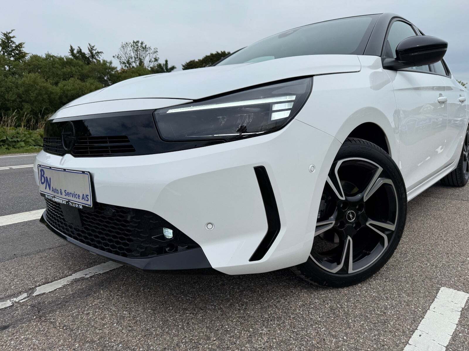 Hvid Opel Corsa fra 2024