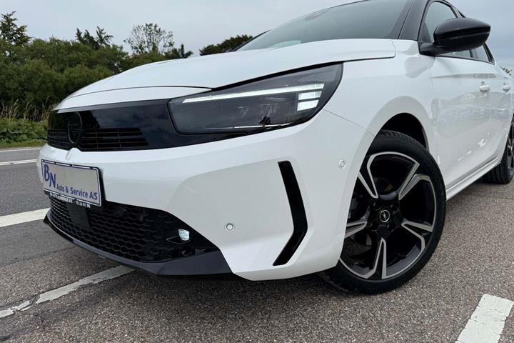 Hvid Opel Corsa fra 2024