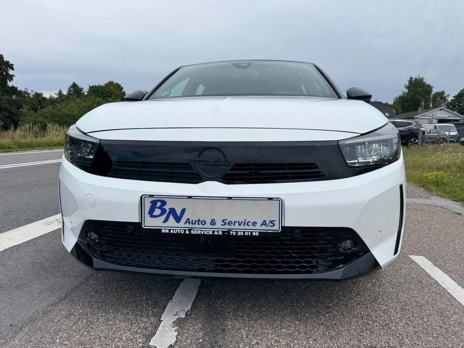 Hvid Opel Corsa fra 2024