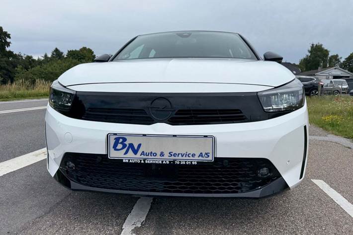 Hvid Opel Corsa fra 2024