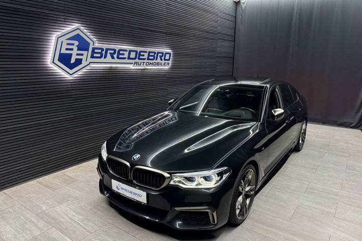 Sort BMW M550i fra 2020 set udefra