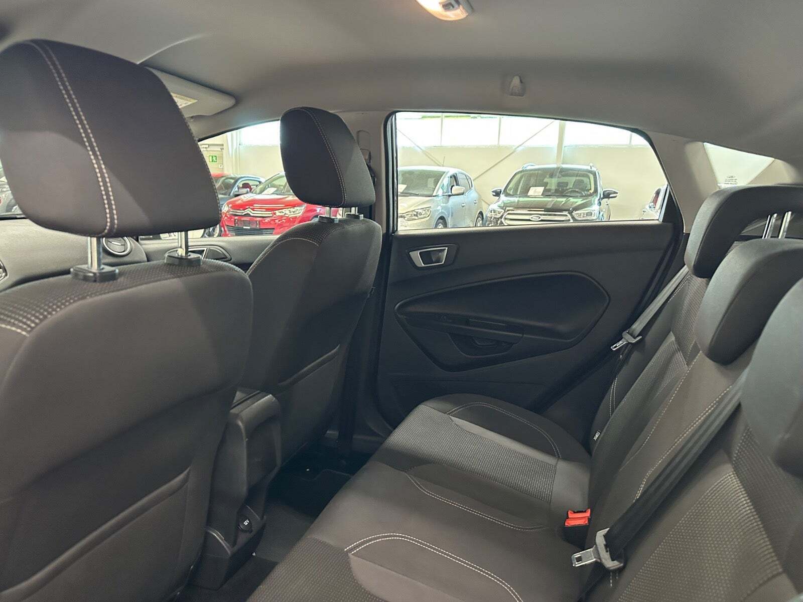 Grå Ford Fiesta fra 2015