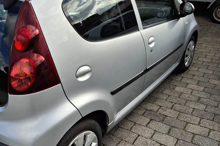 Grå Peugeot 107 fra 2014