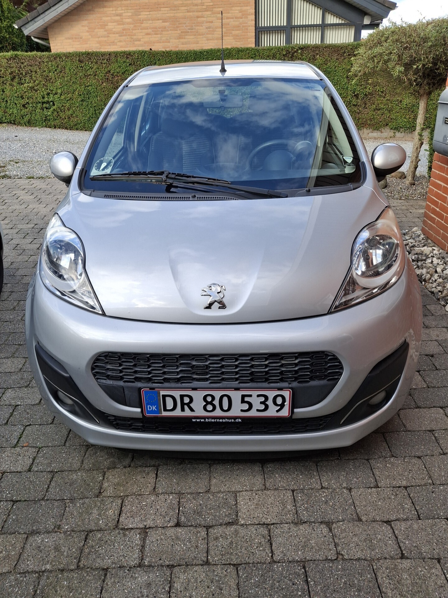 Grå Peugeot 107 fra 2014