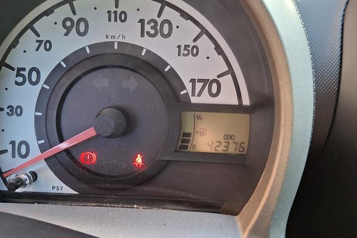 Grå Peugeot 107 fra 2014