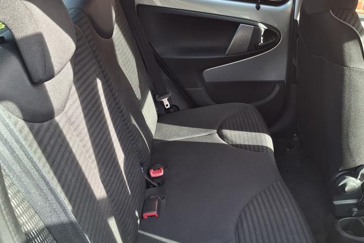 Grå Peugeot 107 fra 2014