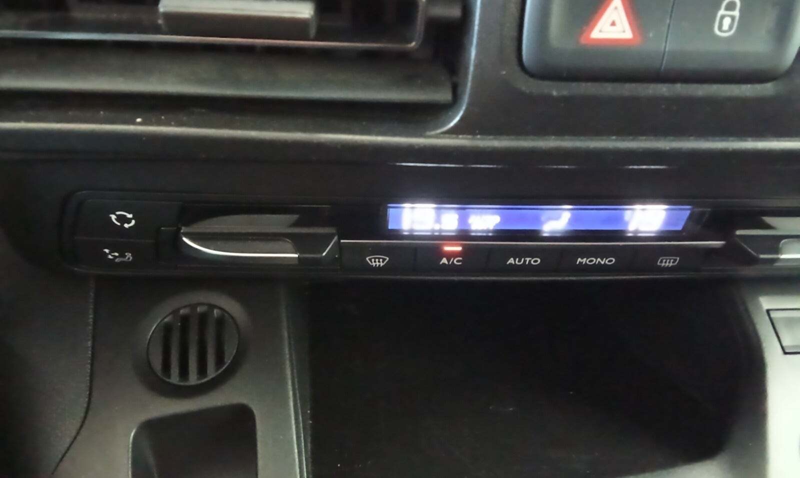 Sølv Peugeot Rifter fra 2019 set indefra