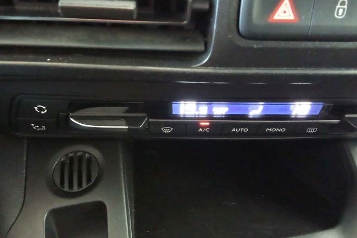 Sølv Peugeot Rifter fra 2019 set indefra